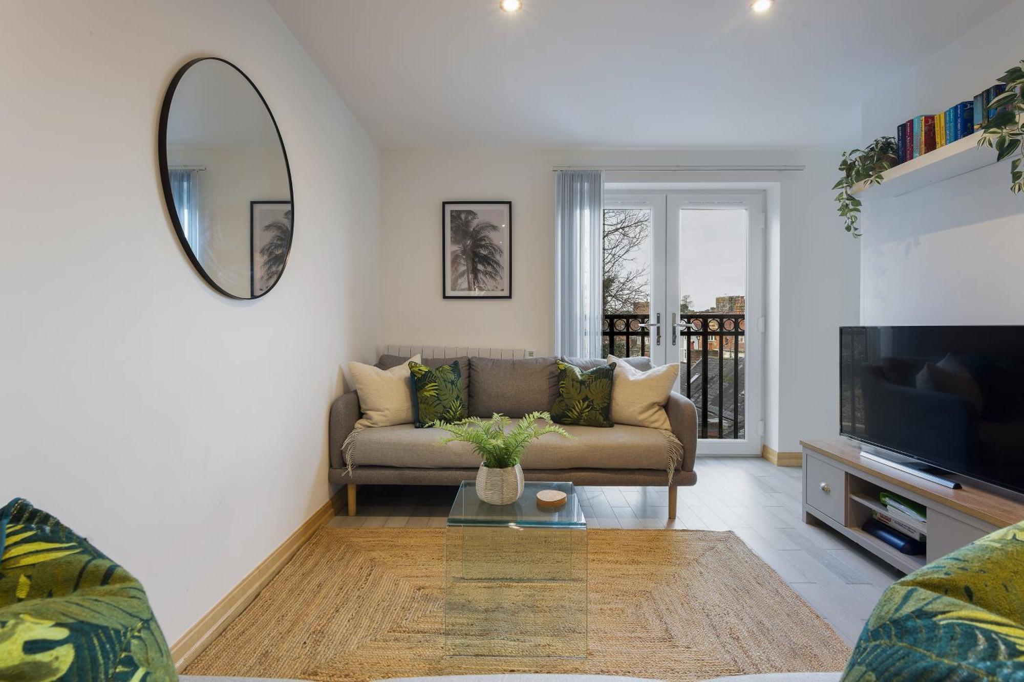Large, Newly Renovated, Three Bedroom Town Centre Split Level Apartment With Free Parking, Sleeps Seven - Walking Distance To Beach Bournemouth Exterior foto