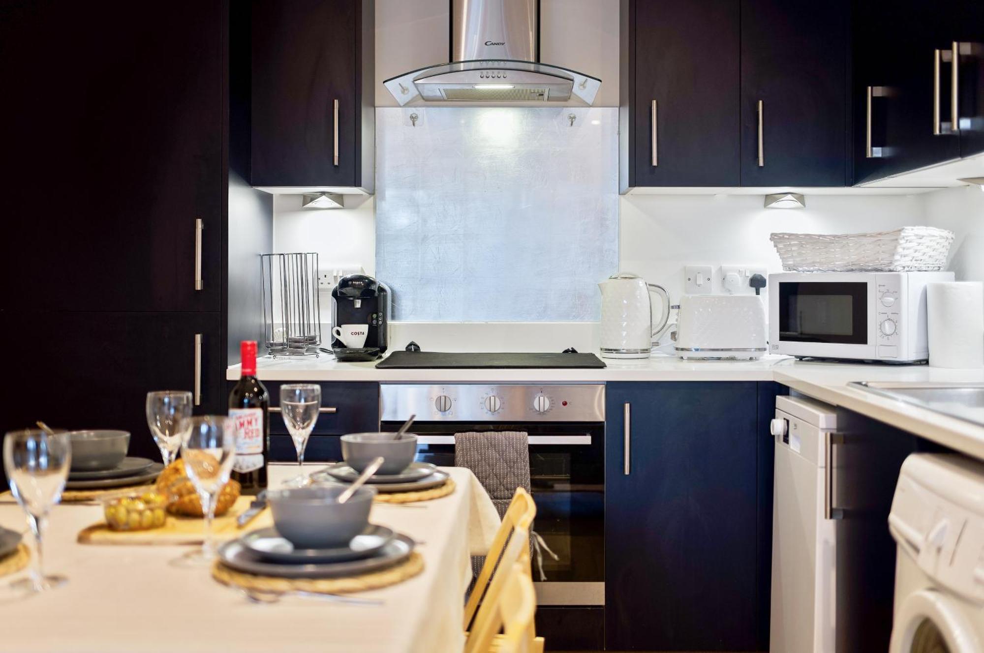 Large, Newly Renovated, Three Bedroom Town Centre Split Level Apartment With Free Parking, Sleeps Seven - Walking Distance To Beach Bournemouth Exterior foto