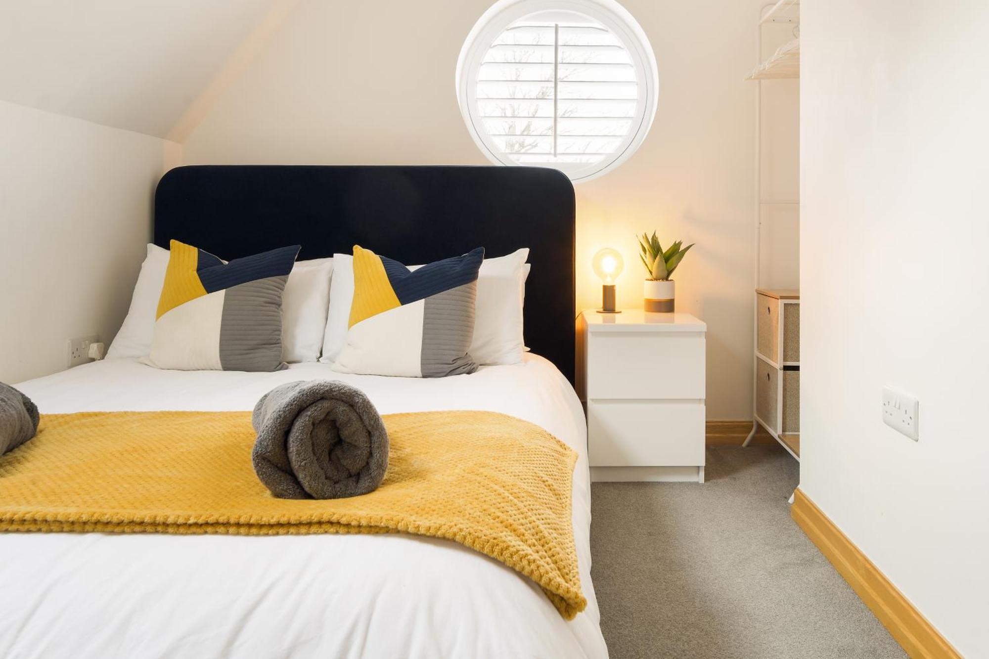 Large, Newly Renovated, Three Bedroom Town Centre Split Level Apartment With Free Parking, Sleeps Seven - Walking Distance To Beach Bournemouth Exterior foto