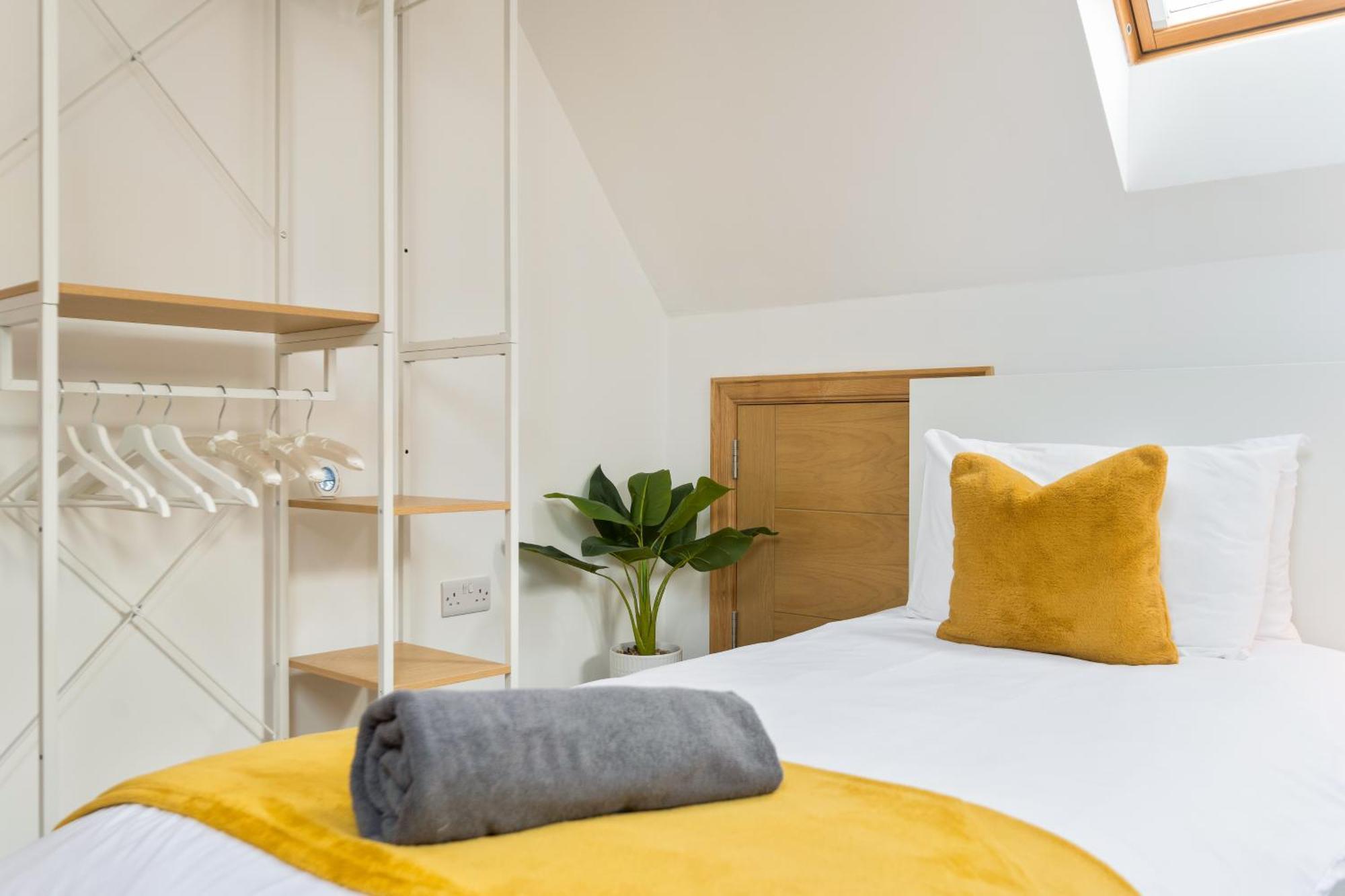 Large, Newly Renovated, Three Bedroom Town Centre Split Level Apartment With Free Parking, Sleeps Seven - Walking Distance To Beach Bournemouth Exterior foto